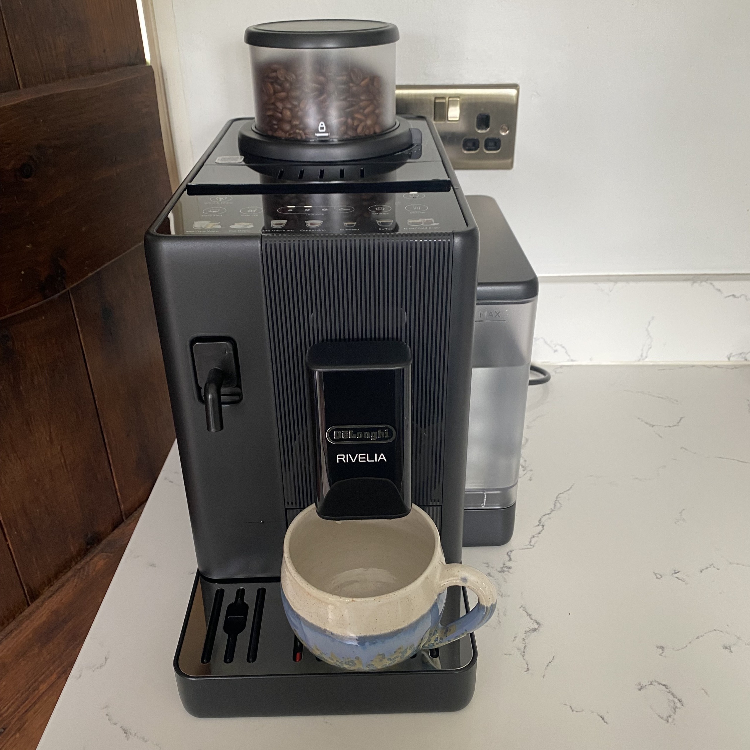 De'Longhi Rivelia Start coffee machine with hot tap and mug