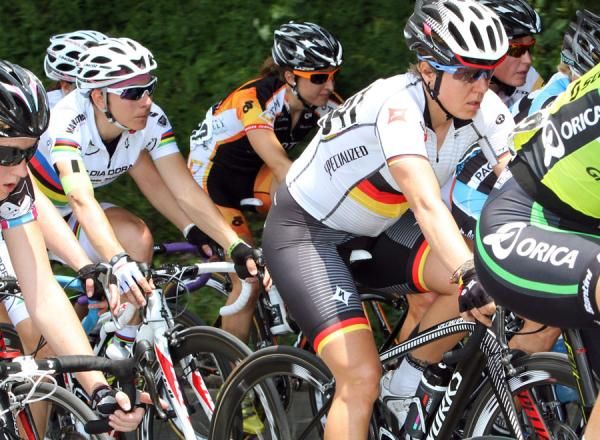 Giorgia Bronzini (Diadora-Pasta Zara) knows what wheel to sit on-Ina Teutenberg (Team Specialized lululemon) still looks relaxed.