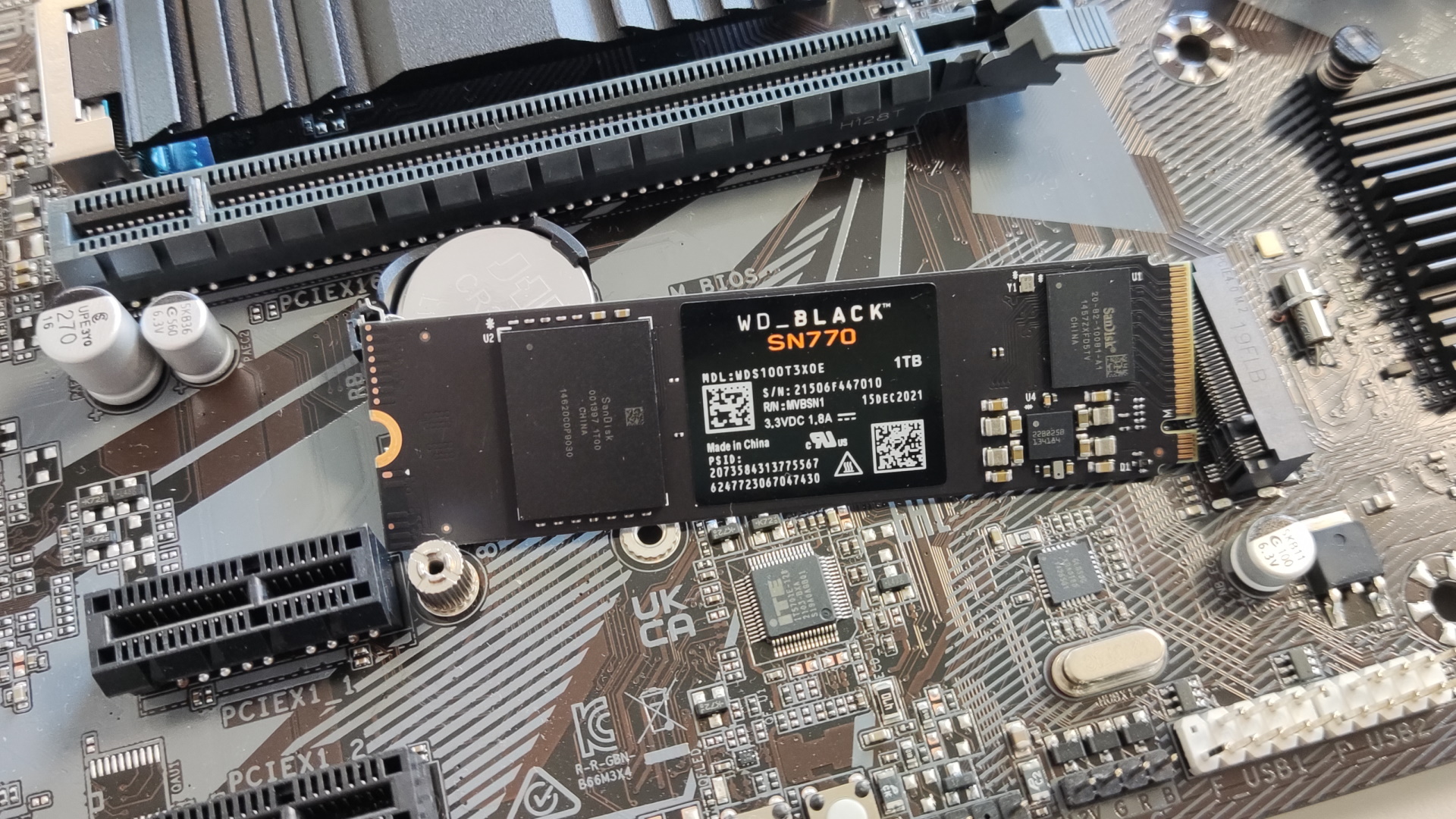 A Western Digital WD Black SN770 is placed on the motherboard.
