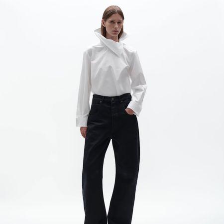 Bottega Veneta jeans and a chic blouse 