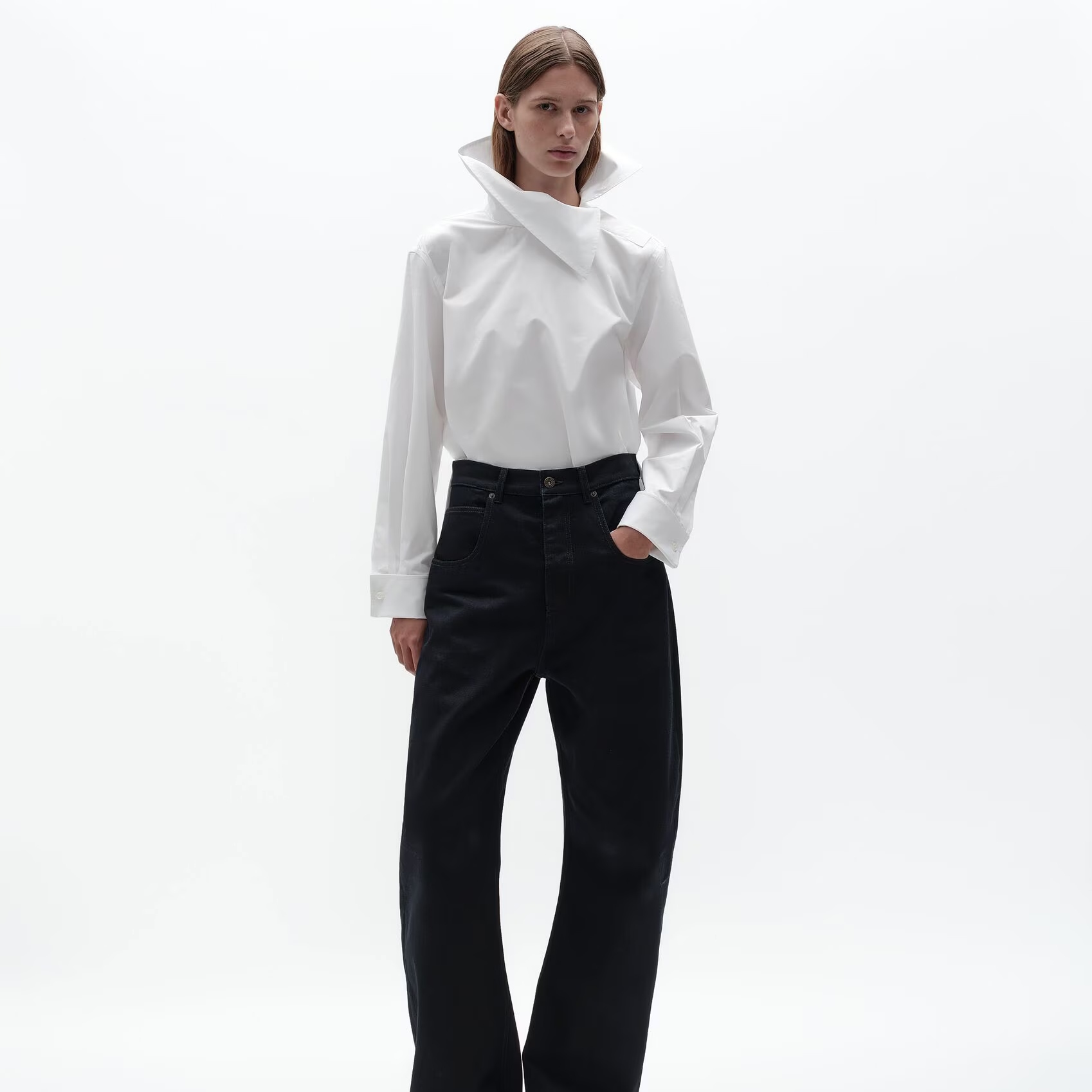 Bottega Veneta jeans and a chic blouse 