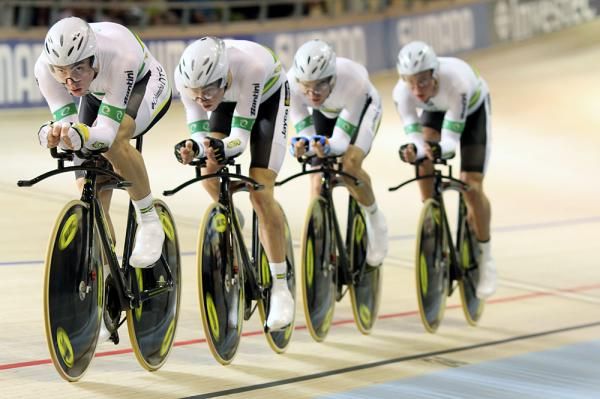 Leigh Howard leads the Australian team as they make it to the gold medal final in the men's 4,000m team pursuit