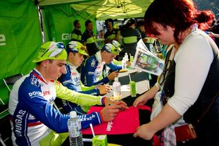 Peter Sagan and the Liquigas-Cannondale team sign autographs for Japanese fans.