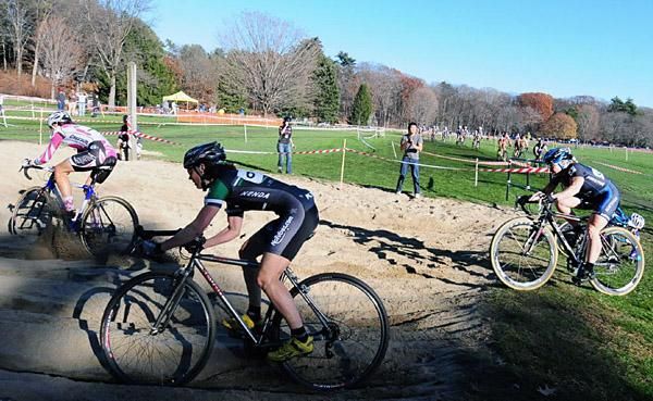 Natasha Elliot (Garneau Club Chaussure Ogilvy) leads McConneloug and Van Gilder through the first sand pit.