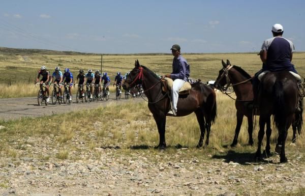 Spectators on horseback along the route.