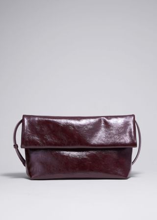 Klappbare Clutch aus Lackleder