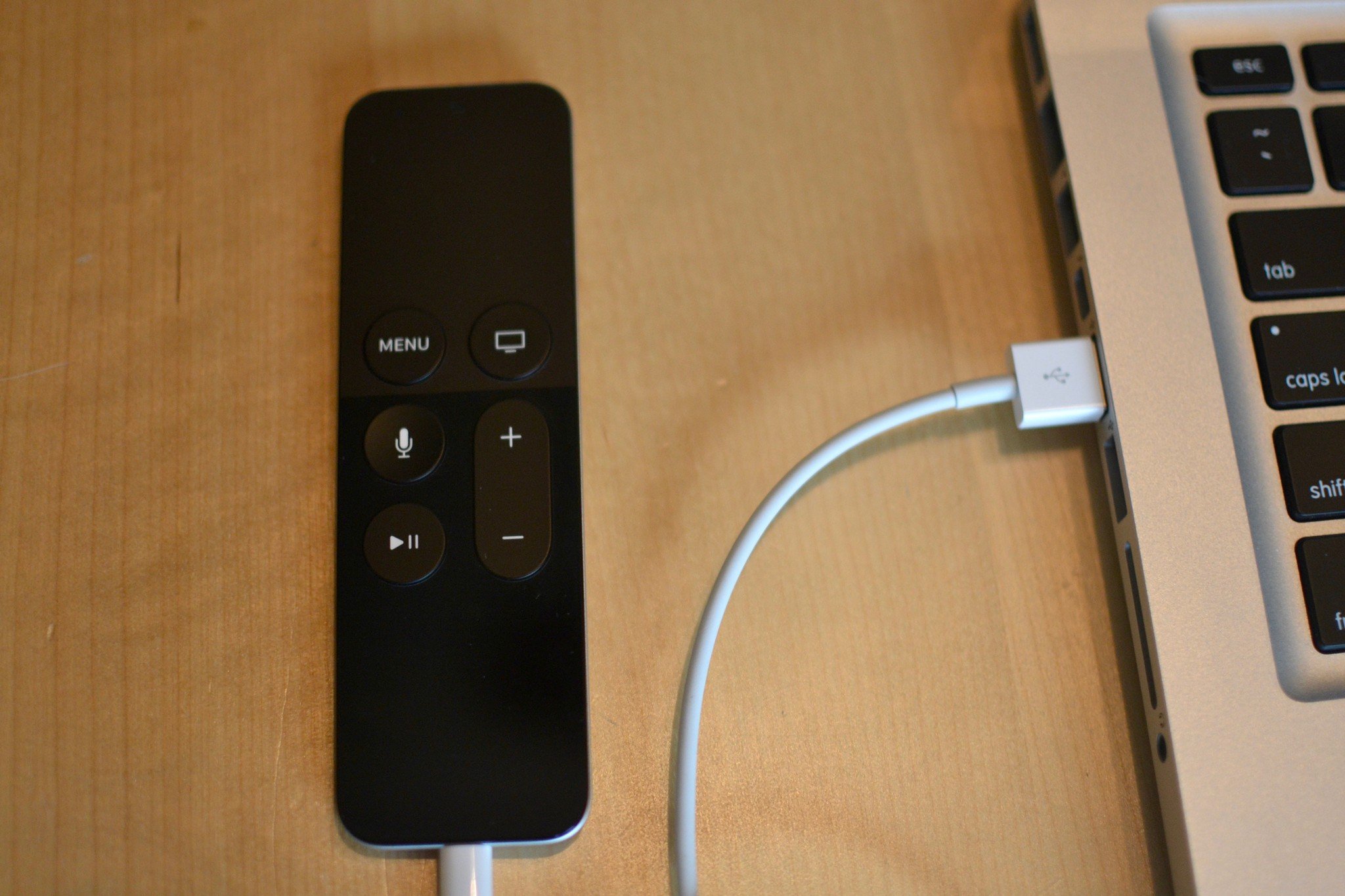 Соедини пульт. Пульт от Apple TV 4 зарядка. Зарядка для пульта Apple TV. Remote desktop Apple пульт. Apple TV Remote + Mac зарядка.