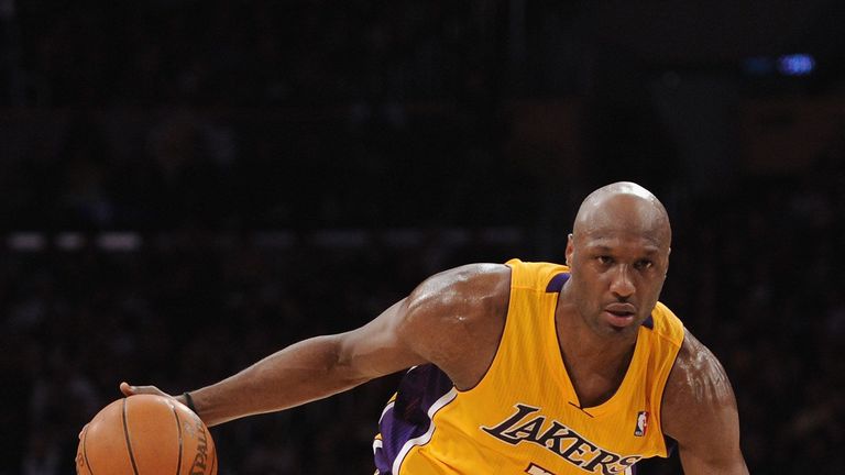 Basketball moves, Sports equipment, Sports uniform, Basketball, Sport venue, Basketball player, Jersey, Ball, Sportswear, Human leg,