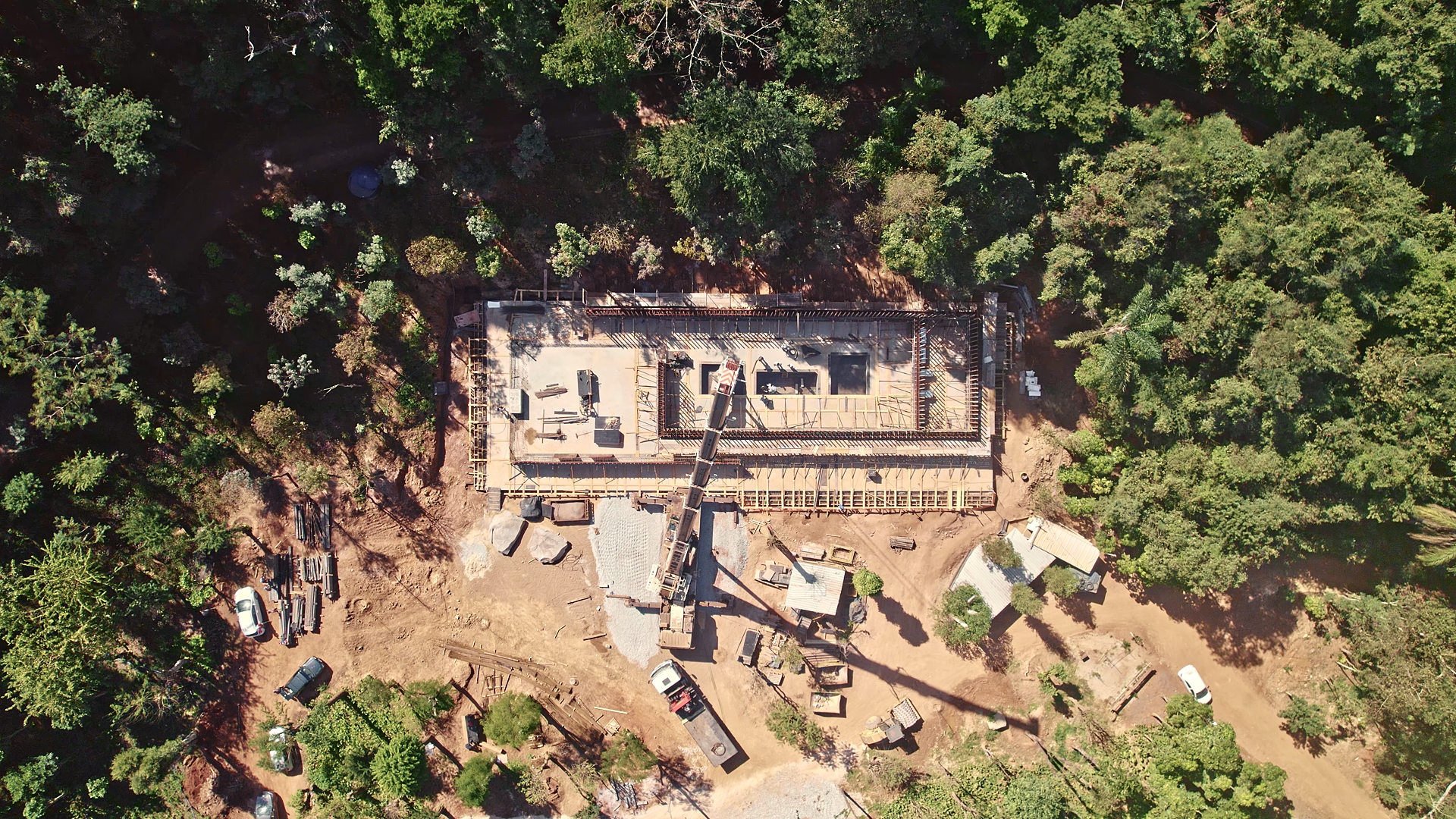 Installation of the Michael Heizer Gallery at the Museu Bernardo Paz while in construction