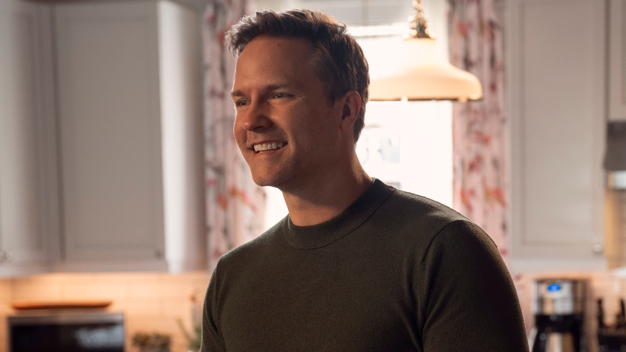 Paul Randolph (Scott Porter) smiles on Ginny & Georgia