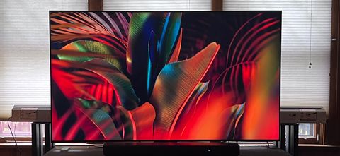 Samsung QN85C met een abstracte, kleurrijke afbeelding op het scherm