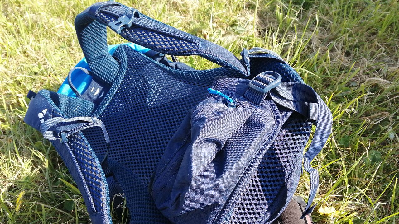 Vaude Brenta 24 hiking backpack, shot on some grass, close up
