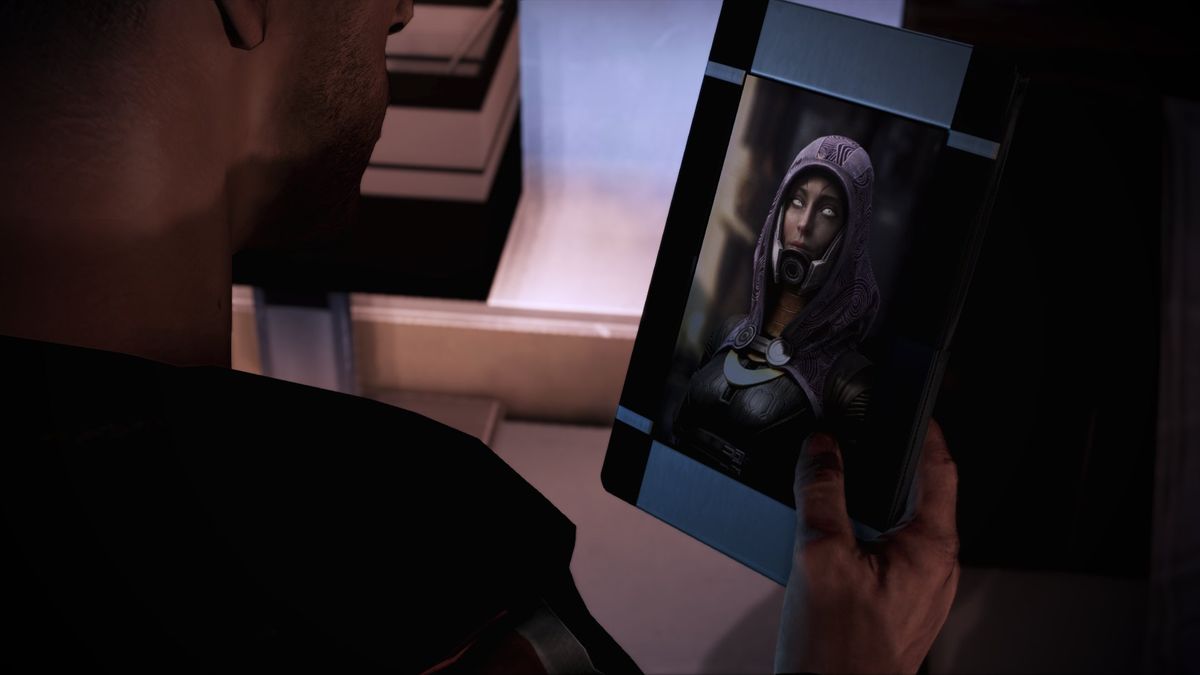 Tali&apos;s photo as it is in the Legendary Edition. 