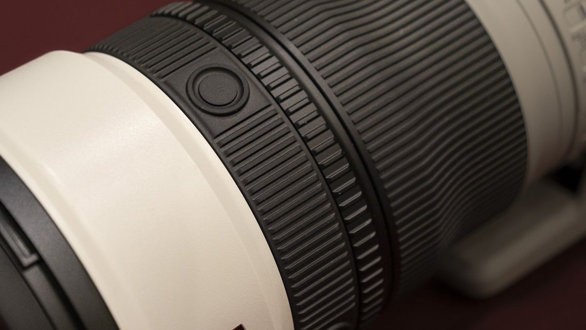 New power zoom control ring of the Sony FE 300mm F2.8 GM OSS lens