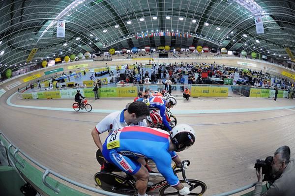 Adam Pt&aacute;cn&iacute;k (Czech Republic) lines up against the rail at the start of a first round keirin heat.