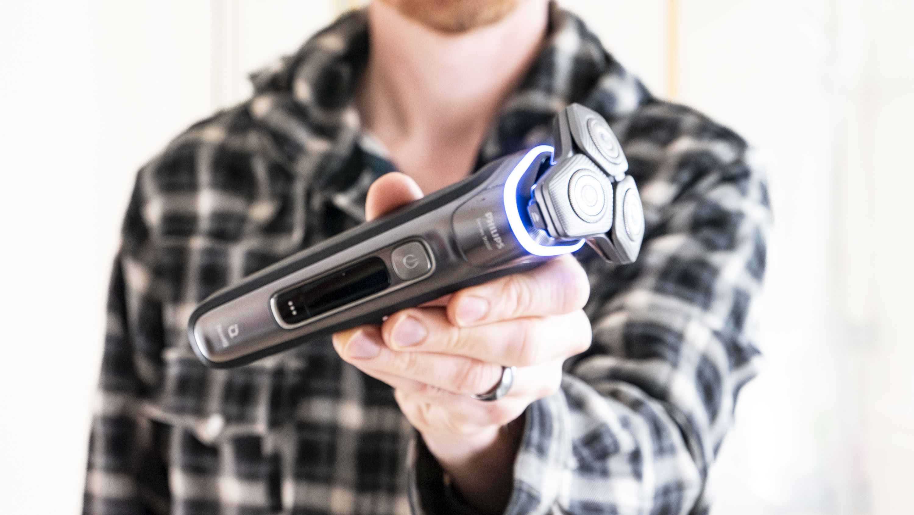 Philips i9000 electric razor in user&#039;s hand