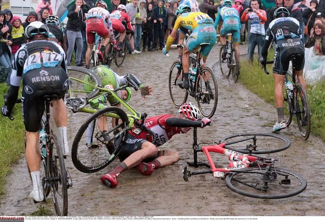 Crashes were a big problem during the wet and slippery stage 5. Here, yellow jersey Vincenzo Nibali (Astana) narrowly avoids trouble.