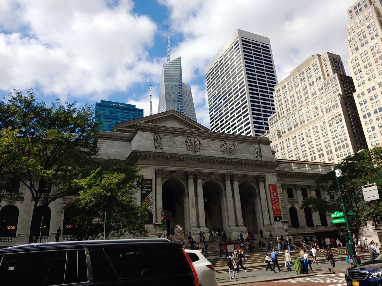 A good photo of the New York Public Library. This is one of the better photos using the LG V40.