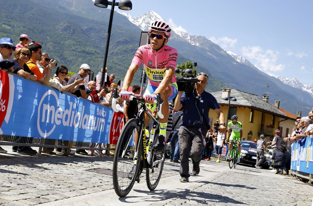 Alberto Contador rides to sign on