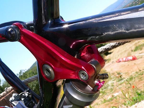 A new rocker link futher refines the axle path of the new FSR linkage.