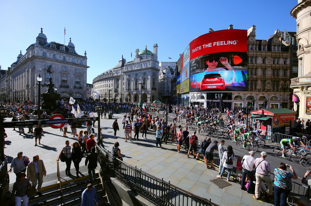 The peloton flies past Piccadilly Circus