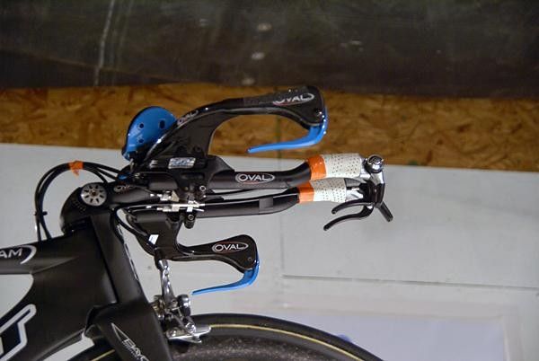 Oval Concepts' A901 Laminar aero bar graces the front of Julian Dean's Felt DA.