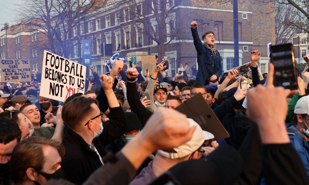 Football supporters demonstrate against the proposed European Super League outside of Stamford Bridge football stadium in London on April 20, 2021, ahead of the English Premier League match between Chelsea and Brighton and Hove Albion. - The 14 Premier League clubs not involved in the proposed European Super League &quot;unanimously and vigorously rejected&quot; the plans at an emergency meeting on Tuesday. Liverpool, Arsenal, Chelsea, Manchester City, Manchester United and Tottenham Hotspur are the English clubs involved