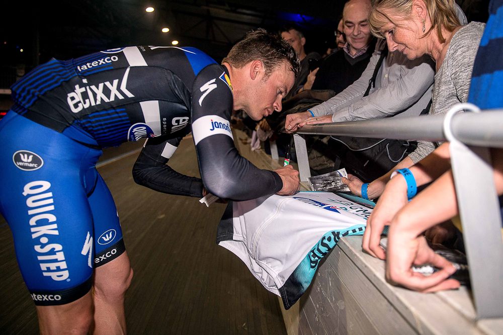 Iljo Kiesse signs an autograph at the Etixx-QuickStep team presentation.