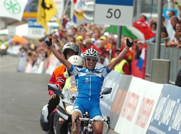 Tatiana Guderzo (Italy) wins.