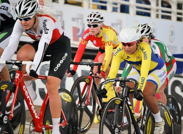 Riders in action during the first of two omnium qualifying heats.