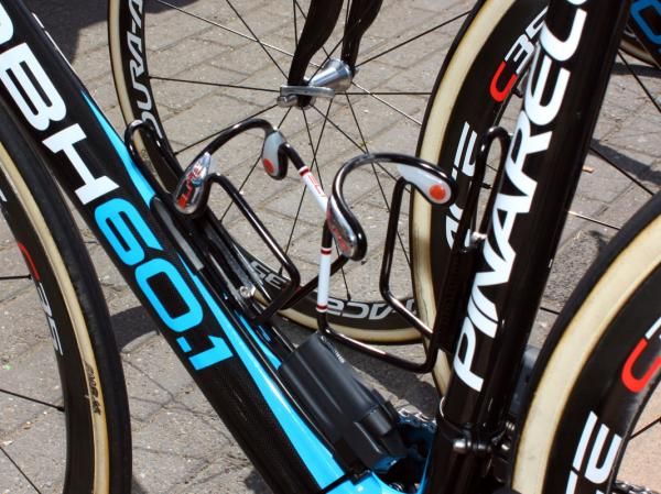 Team Sky went the conservative route with their alloy Elite Ciussi Gel bottle cages.