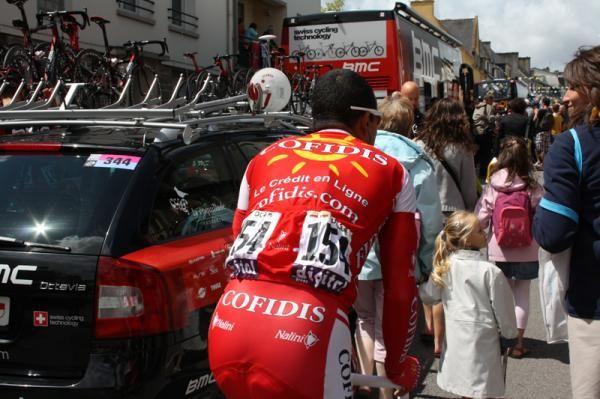 Leonardo Duque (Cofidis) rides to the sign in
