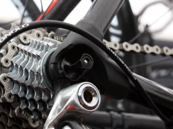 Dropouts on the Impec are made of molded carbon fiber.