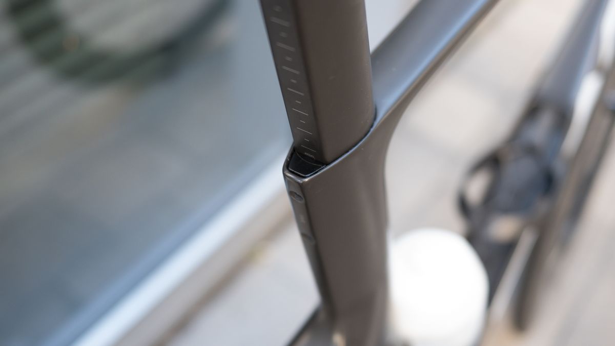 Teammachine R 01 LTD easy to use seat post binder