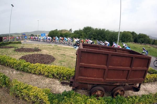 The peloton rolls along early in stage four.