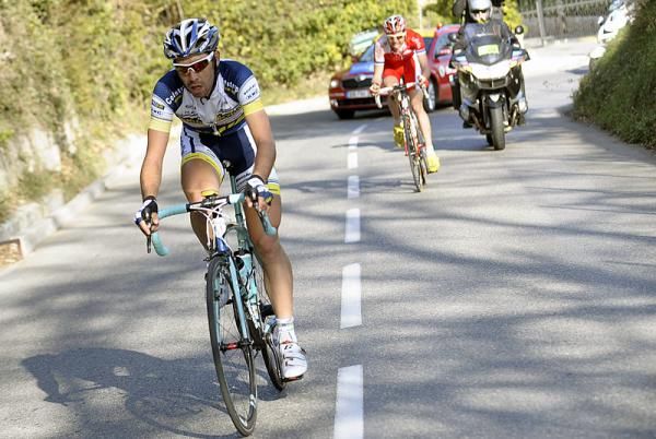 Thomas De Gendt (Vacansoleil-DCM) rides away from Rein Taaramae (Cofidis).