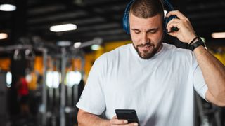 A man listening to music in the gym