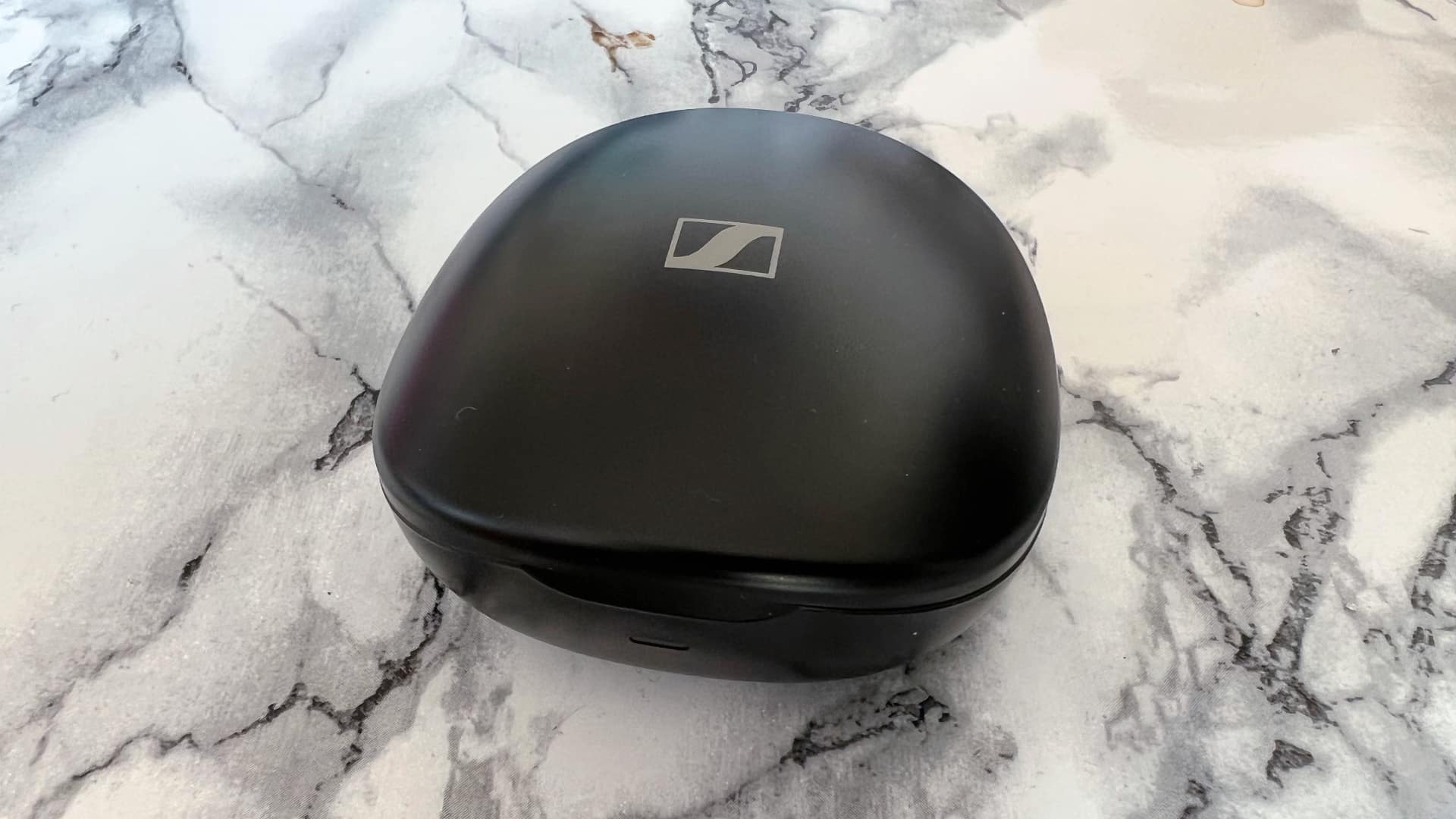Sennheiser Conversation Clear Plus på marmorerat bord