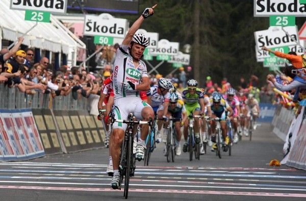 Danilo Di Luca ( LPR Brakes - Farnese Vini) used his powerful uphill sprint to win in San Martino di Castrozza.