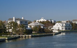 USA, New York, Long Island, The Hamptons, Westhampton Beach, Beach houses on Shinnecock Bay