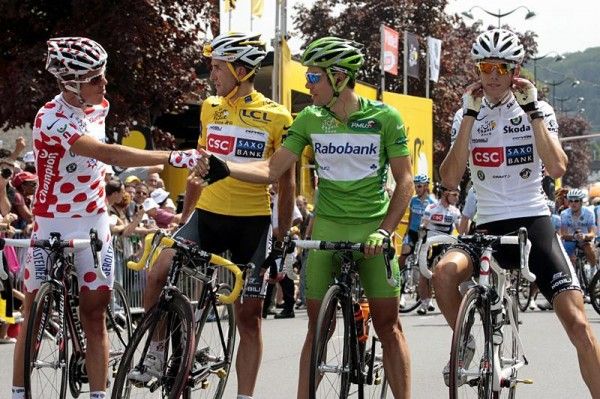 Kohl (l) and Freire in green shake hands, while Sastre looks on