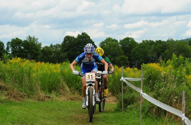 Catharine Pendrel (Luna Pro Team) chasing with Mary McConneloug