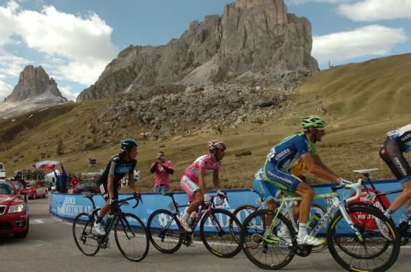 Uran and Rodriguez watch on from the back of the group