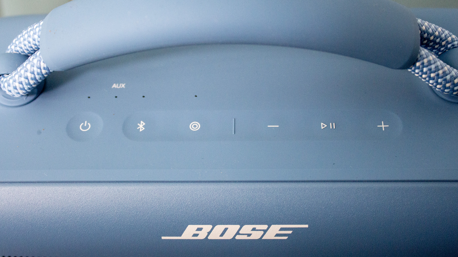 bose soundlink max speaker in blue