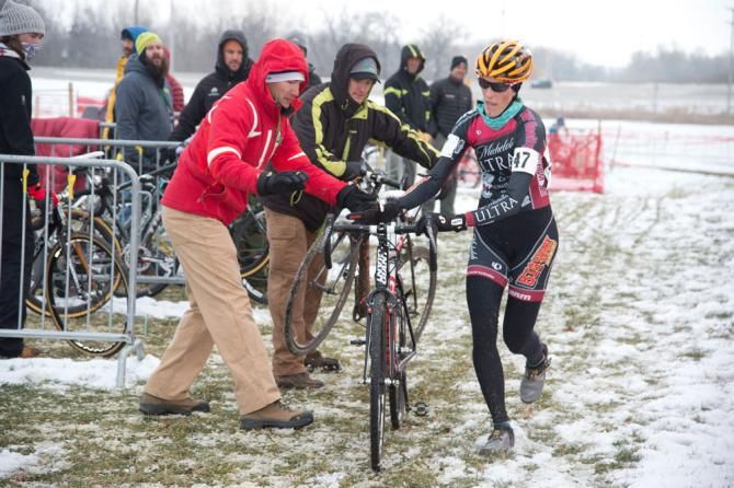 Sunny Gilbert does a smooth bike exchange to stay in contention
