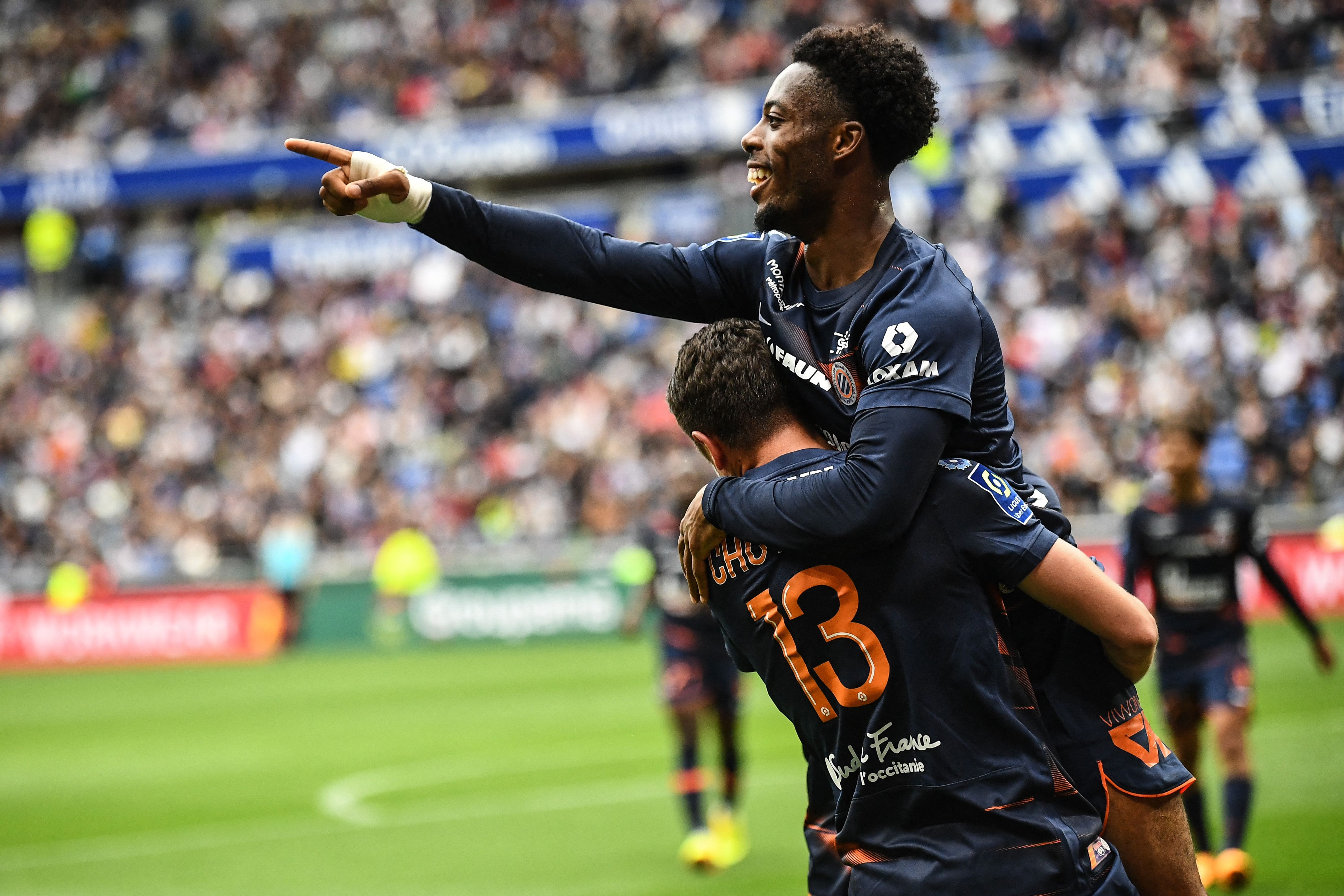 Elye Wahi festeggia dopo aver segnato per il Montpellier contro il Lione in una partita di Ligue 1 nel maggio 2023.