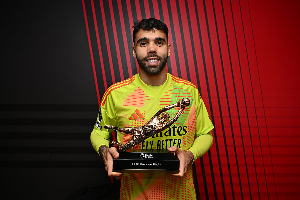Arsenal goalkeeper David Raya with his Golden Gloves award