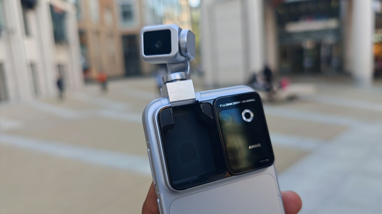  Is it a phone or a gimbal? This is Honor's new Robot Phone! 