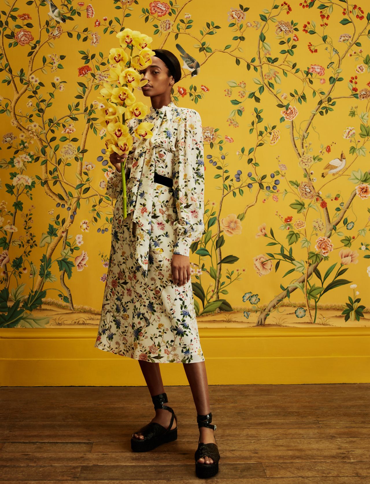 de Gournay wallpaper with a model in format