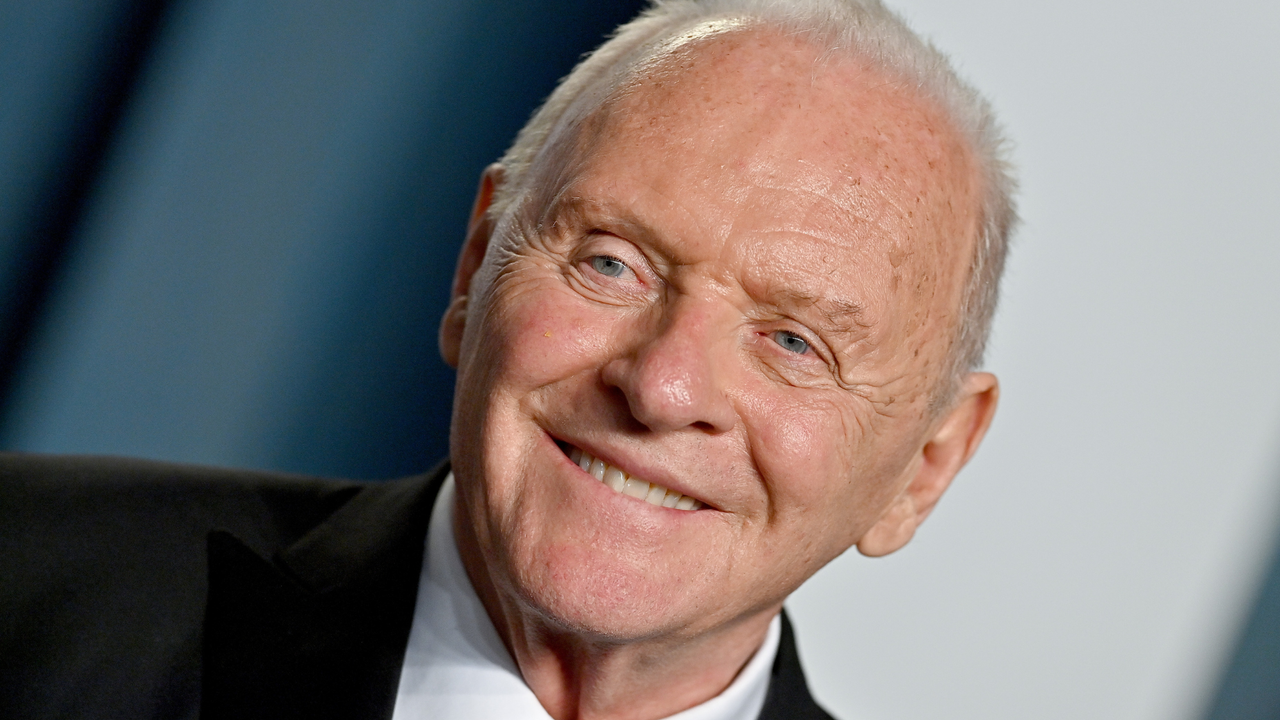 Anthony Hopkins attends the 2022 Vanity Fair Oscar Party hosted by Radhika Jones at Wallis Annenberg Center for the Performing Arts on March 27, 2022 in Beverly Hills, California